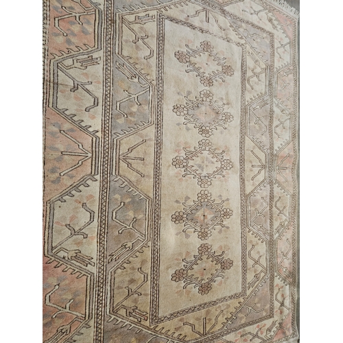 983 - Cream/Pink Patterned Rug 193cm x 273cm