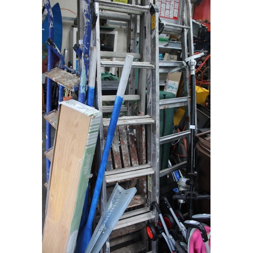 141 - ALUMINIUM EXTENDING LADDER