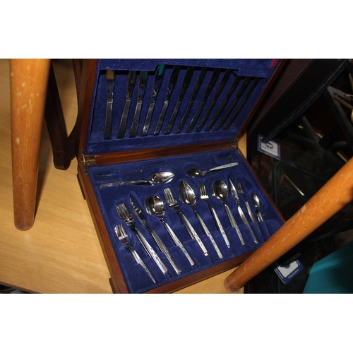 576 - MAHOGANY CUTLERY BOX AND CONTENTS OF CUTLERY