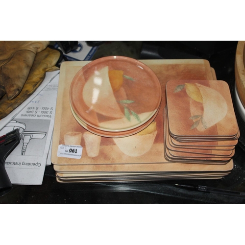 582 - SET OF PLACE MATS AND COASTERS