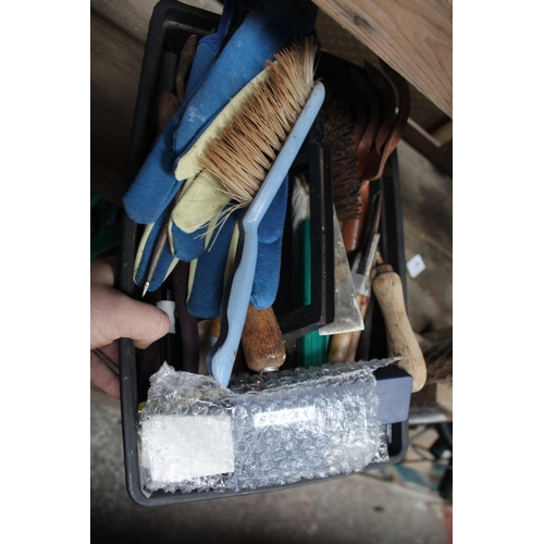 80 - TRAY OF ASSORTED GARDEN TOOLS