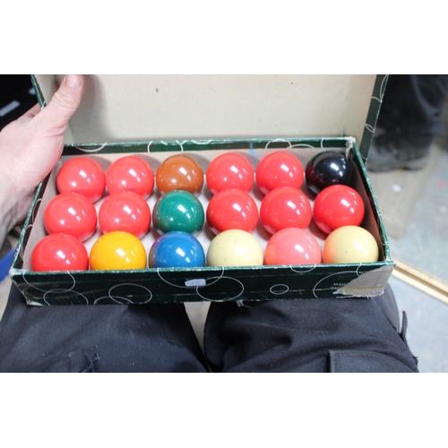 418 - BOXED SET OF SNOOKER BALLS