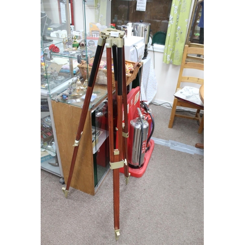 553 - MAHOGANY ADJUSTABLE TRIPOD