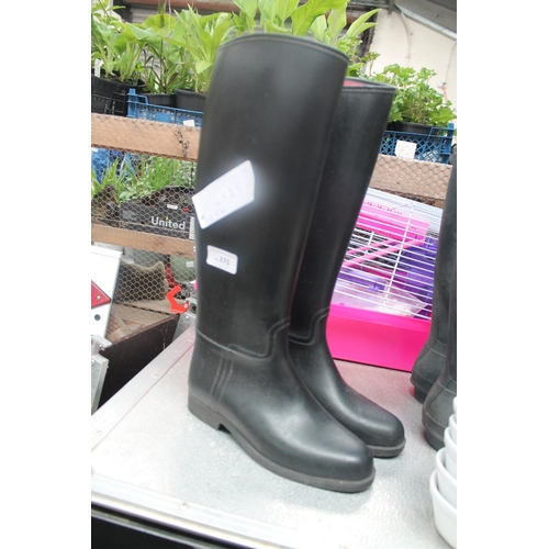 271 - PAIR OF SIZE 5 RIDING BOOTS