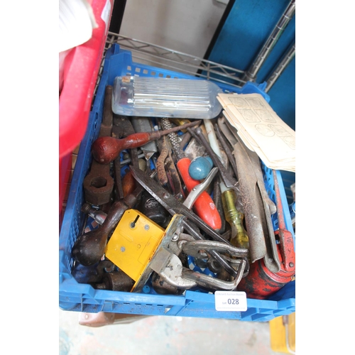 28 - TRAY OF VINTAGE HANDHELD TOOLS