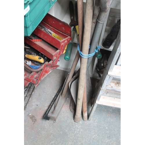 39 - BUNDLE OF GARDEN TOOLS