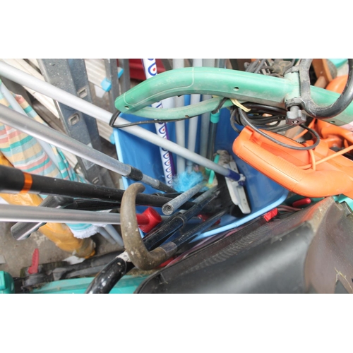 190 - BOX OF MIXED CLEANING TOOLS