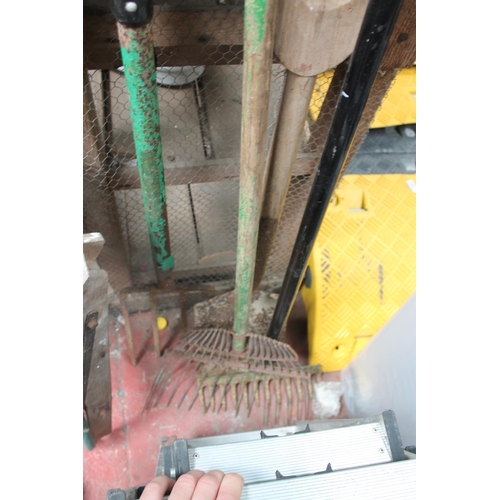 197 - BUNDLE OF GARDEN TOOLS