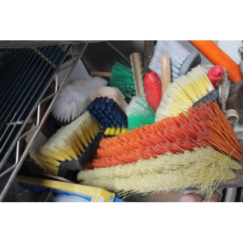 35 - BOX OF DECORATORS BRUSHES ETC