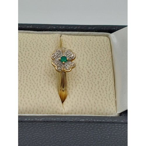 357 - 9ct GOLD EMERALD & DIAMOND LUCKY 4 LEAF CLOVER RING. SIZE ‘N’. SET WITH A CENTRAL EMERALD & 8 SMALL ... 