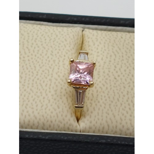 358 - 14ct GOLD PINK KUNZITE & CLEAR GEM RING. SIZE ‘M’. SET WITH A 6mm x 6mm PRINCESS CUT SAPPHIRE TO THE... 