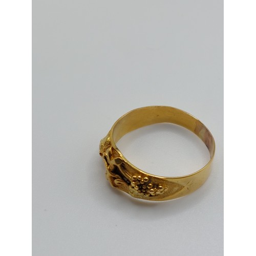 363 - BLACK HILLS GOLD RING SIZE ‘S’ DECORATED WITH GRAPE VINES. WEIGHT 4.1gms 
 TESTED BETWEEN 10 AND 14C... 