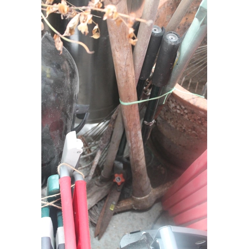 182 - LARGE BUNDLE OF GARDEN TOOLS