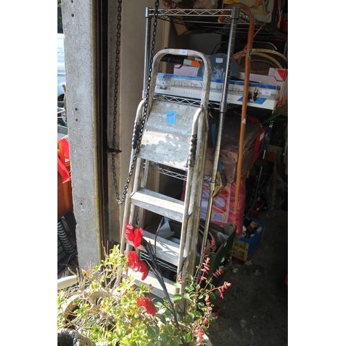 7 - ALUMINIUM 5 TIER STEP LADDER