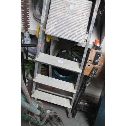 61 - ALUMINIUM FOLDING STEP LADDER