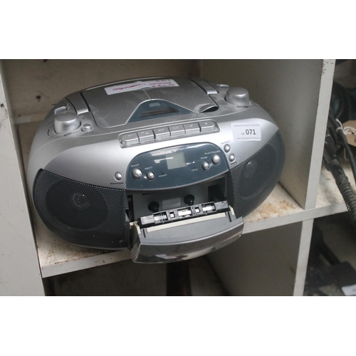 71 - CD RADIO PLAYER