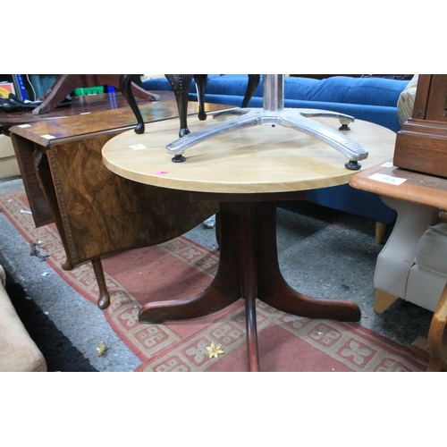 711 - PINE TOPPED CIRCULAR TABLE WITH MAHOGANY BASE