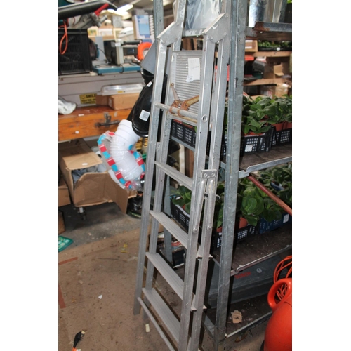 202 - ALUMINIUM STEP LADDER