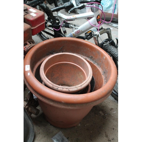 205 - LARGE QTY OF PLASTIC PLANT POTS