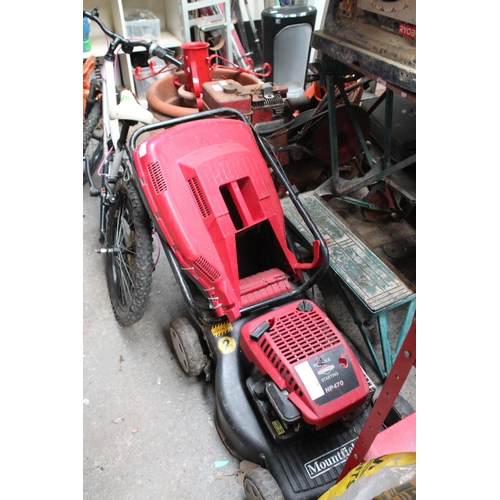 208 - BRIGGS AND STRATTON LAWNMOWER WITH GRASS BOX