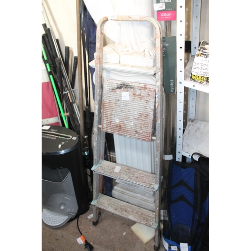 71 - 3 TIER ALUMINIUM FOLDING STEP LADDER