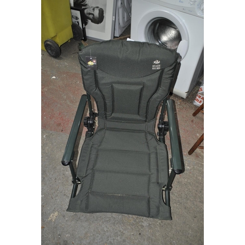 10 - GREEN FISHING/CAMPING CHAIR