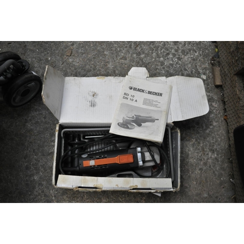 121 - BOXED BLACK AND DECKER BD10, 550W SANDER/GRINDER