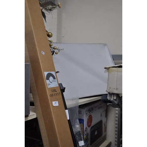 187 - COLORAMA PHOTO DISPLAY, MARBLE WITH LIGHT A TRIPOD