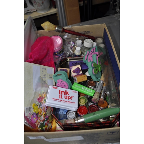 208 - LARGE QUANTITY OF ARTS AND CRAFTS BITS