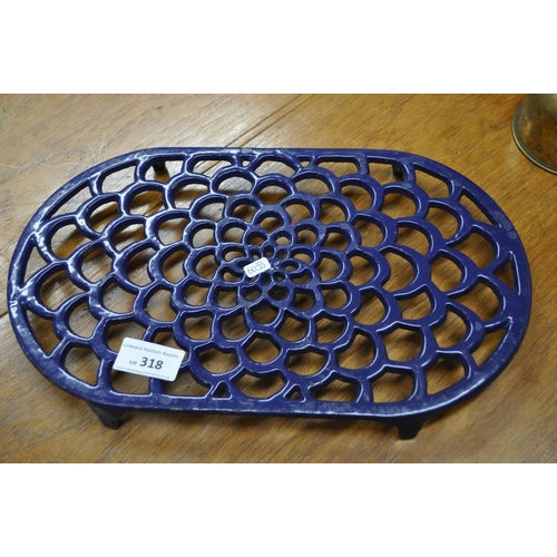 318 - BLUE METAL TRIVET