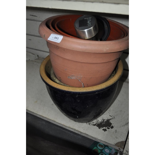 61 - QUANTITY OF TERRACOTTA AND PLASTIC PLANT POTS