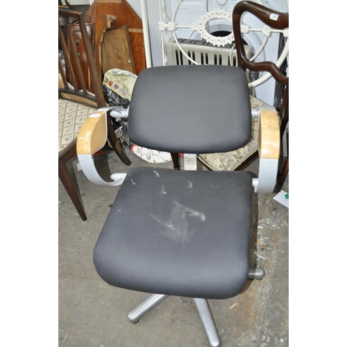 638 - BLACK AND CHROME OFFICE CHAIR