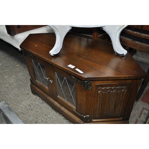 642 - OAK 2 DOOR GLAZED TV CABINET