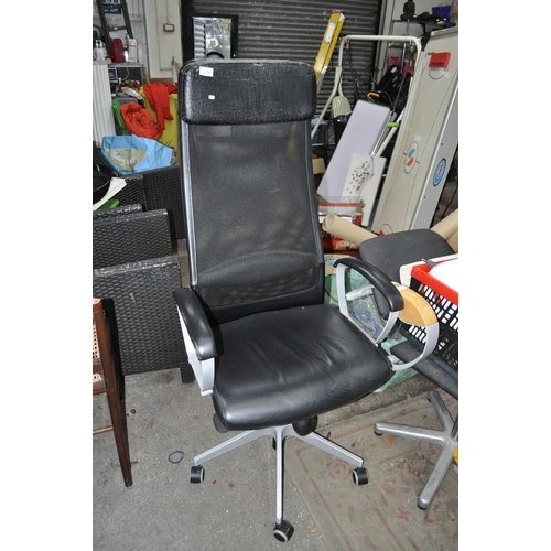 784 - LARGE BLACK OFFICE CHAIR WITH ARMS AND WHEELS