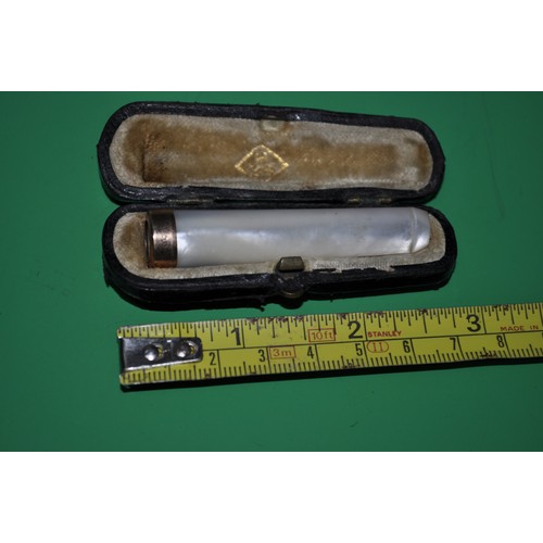 18 - HALLMARKED 9CT GOLD AND MOTHER OF PEARL CHEROOT HOLDER IN VELVET LINED LEATHER CASE  FANTASTIC CONDI... 