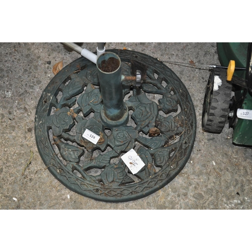 124 - CAST IRON PARASOL BASE