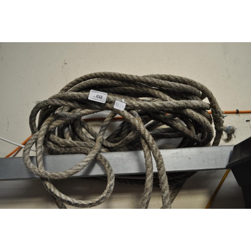 32 - LARGE BUNDLE OF ROPE