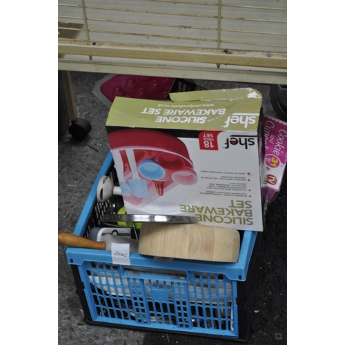 607 - LARGE BOX OF MODERN KITCHEN ITEMS