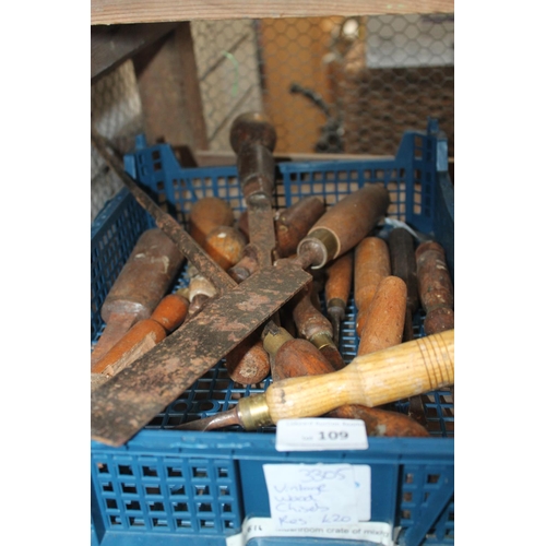 109 - TRAY OF MIXED VINTAGE WOOD CHISELS