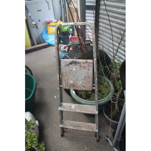 181 - ALUMINIUM FOLDING STEPLADDER