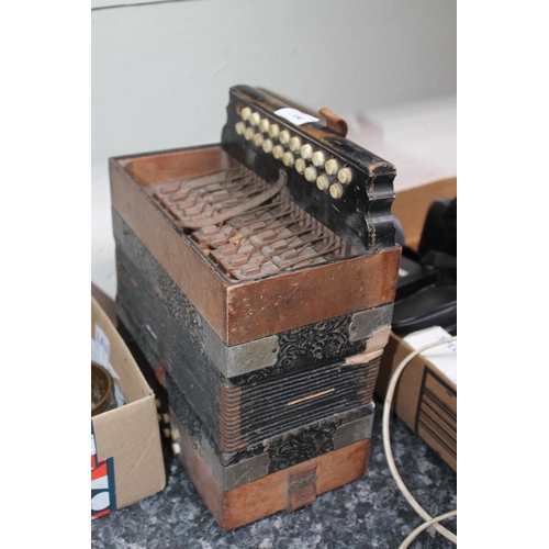 590 - VINTAGE SQUEEZE BOX