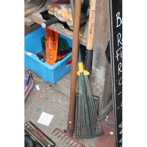 151 - BUNDLE OF GARDEN TOOLS