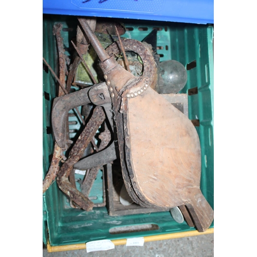 165 - CRATE OF VINTAGE ITEMS INCLUDING A PROPELLER