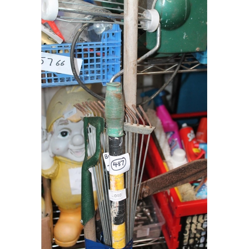 40 - BUNDLE OF GARDEN TOOLS