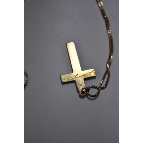 83 - 9CT GOLD BOX LINK 18 INCH CHAIN WITH LARGE PATTERNED CRUCIFIX   3.27G    CRUCIFIX 1.25 INCH