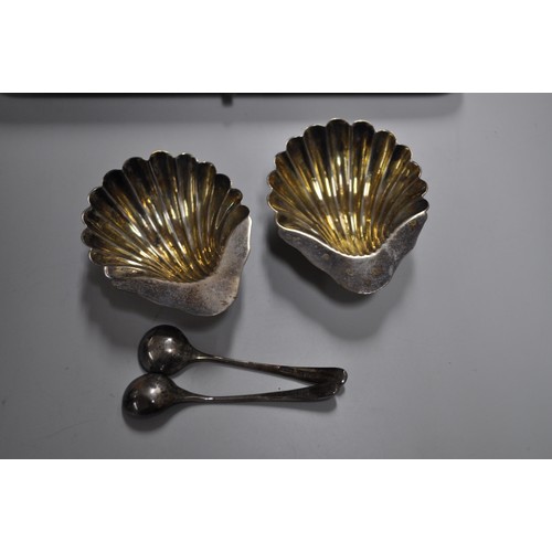 115 - BOXED MATCHING COMPLETE SET OF 2 SOLID SILVER CLAM SHELL DISH'S WITH MATCHING HALLMARKED SILVER SPOO... 