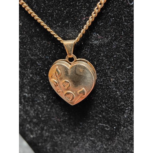 101 - 8CT (333)  GOLD CURB NECKLACE WITH 9CT GOLD DOUBLE HEART SHAPED LOCKET   VERY GOOD CONDITION 4.26G  ... 