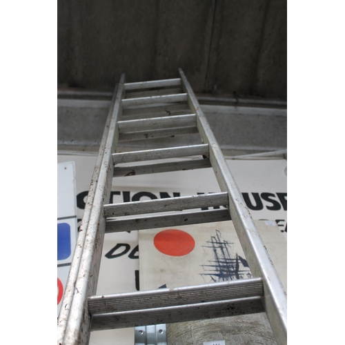 110 - DOUBLE EXTENDING LADDER