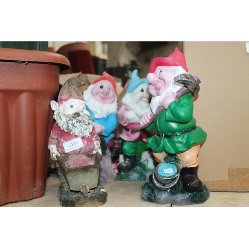 122 - 4 X GARDEN GNOMES