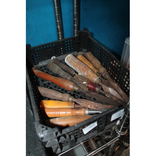 27 - TRAY OF MIXED VINTAGE CHISELS